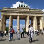 Personas caminan frente a la Puerta de Brandeburgo.