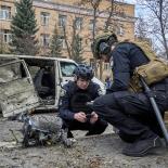 Expertos ucranianos trabajan en el lugar de un ataque