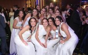 Un grupo de chicas posa para la foto del recuerdo.