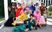 Drag kings y queens posan para una fotografía vestidos con los colores de la bandera Progress Pride durante una vista previa de los medios de Sydney WorldPride 2023, en Sydney, Australia, el 16 de febrero de 2023.