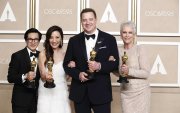 De izquierda a derecha, Ke Huy Quan, Óscar al mejor actor de reparto; Michelle Yeoh, mejor actriz protagonista; Brendan Fraser, mejor actor protagonista y Jamie Lee Curtis, mejor actriz de reparto.