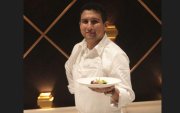 El chef ejecutivo José Cevallos presenta el primer plato, Huerto Comestible.