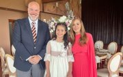 Mar junto a sus padres, Christian Wiese y María Caridad Dávalos.