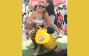 Connie, una perrita de dos años y medio, raza cruzada, obtuvo el primer lugar. En la foto, junto a su dueña, Eveline Álvarez.