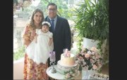 Denisse Bravo y Álex Zea junto a la pequeña María Cristina.