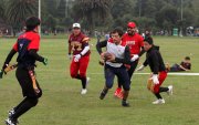 El parque La Carolina, en Quito, es la sede de decenas de jugadores tricolores de fútbol americano.