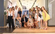 Un grupo de influencers posa para la foto oficial.