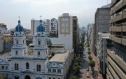 Vista panorámica de la avenida 9 de Octubre, días antes de que Guayaquil celebre 204 años de su independencia.
