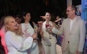 Al momento del brindis, Nery Merejildo, Karen González, Alexia Alcívar y Erik Martini.