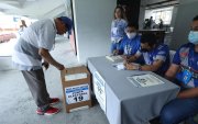 Los socios de Emelec votando en la jornada electoral