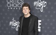 Jesse Eisenberg asistió al evento por la película "Un dolor real"