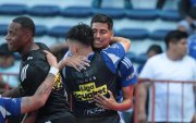 Jugadores de Emelec celebran el gol de José Francisco Cevallos ante Vinotinto