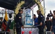 La Policía Nacional resguarda el recorrido de la Virgen del Cisne para garantizar la seguridad de los fieles.