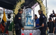 La Policía Nacional resguarda el recorrido de la Virgen del Cisne para garantizar la seguridad de los fieles.