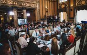 Concejales sesionan en el Salón de la Ciudad, en el Palacio Municipal.