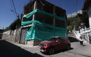 La construcción también afecta la movilidad, pues se ubica en una calle angosta y de doble sentido que, además, carece de señalización.