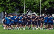 La imagen del último entrenamiento de Emelec, fue abrazados para una oración.