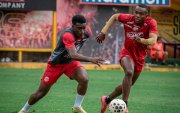 Jugadores del Barcelona SC se entrenan en el Monumental.