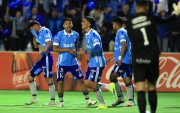 Jugadores de Macará celebran un gol en el partido de la fase de grupos de la Copa Sudamericana frente al América de Cali en el estadio Bellavista en Ambato.