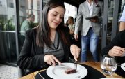 Las carnes llegan a la mesa acompañadas por un especialista que realiza el corte frente al comensal y explica el término, el método y la temperatura de cocción.