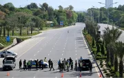 Personal de seguridad monta guardia en un puesto de control en una carretera temporalmente cerrada cerca del Hotel Serena, en la Zona Roja de Islamabad, el 20 de abril de 2026, antes de las esperadas conversaciones de paz entre Estados Unidos e Irán.