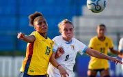 Rihanna Quiñónez de Ecuador jugando ante Uruguay.