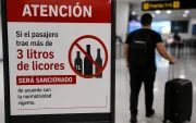 Una foto creada por IA sobre el límite de licores que puede traer un viajero que ingrese a Ecuador.