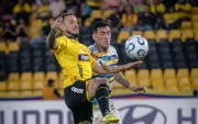 Darío Benedetto enfrentando a su exequipo Boca Juniors.