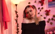 Con su primer sencillo, Gloria buscaba conjugar sus gustos por la balada, lo urbano, el pop y lo tropical, sazonado con algo de cumbia incluso.