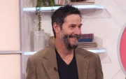El actor y músico canadiense de 61 años, Keanu Reeves, es acogido por un público que valora su forma sencilla de vivir.