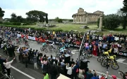Ciclistas espera el inicio de la sexta etapa del 109º Giro de Italia.