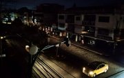 Calles del sur de Esmeraldas permanecen a oscuras durante los apagones, mientras comerciantes y familias enfrentan pérdidas y temores por la inseguridad.