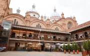 Las cúpulas azules de la Catedral de la Inmaculada Concepción son una de las postales más icónicas del Centro Histórico de Cuenca.
