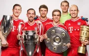 Jugadores del Bayern Múnich posando con los títulos obtenidos