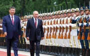 El presidente ruso Vladimir Putin y el presidente chino Xi Jinping pasan revista a la guardia de honor en el Gran Salón del Pueblo en Pekín, China, este miércoles.