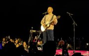 El cantante británico se presentó por primera vez en Quito, en un emotivo concierto que llenó el Estadio Olímpico Atahualpa.