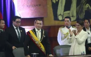 El presidente Daniel Noboa, tras dar el informe a Ecuador, es aplaudido por la vicepresidenta María José Pinto.