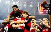 Gonzalo Plata (arriba), festeja un gol del Flamengo.
