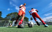 En la Escuela Refinería (i) coincidentemente los uniformes son blanco y rojo, como el Arsenal de Hincapié.