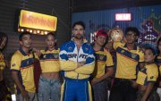 La canción llega acompañada de un videoclip filmado entre Quito y Guayaquil, en el que participan figuras del deporte, la televisión, las redes sociales y la cultura popular.