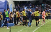 El DT argentino Cristian Nasuti gesticula desde el banquillo de suplentes en el partido que Emelec se impuso 1-0 a la Universidad Católica.