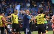 El DT argentino Cristian Nasuti gesticula desde el banquillo de suplentes en el partido que Emelec se impuso 1-0 a la Universidad Católica.