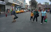 Traslados. Las personas caminaron largas distancias ante la medida.
