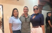 De izquierda a derecha, Yuri Colorado, el presidente Daniel Noboa y Roberta Zambrano durante un encuentro político en Esmeraldas.