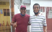 Eduardo Hurtado y una de las últimas fotos con Santos González el goleador de Aucas de los 80.