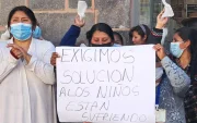 Personas protestan para pedir soluciones a los bloqueos de carreteras que exigen la renuncia del presidente Rodrigo Paz.