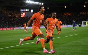 Guéla Doué (17)hizo un gol festeja con Diomande (11) la victoria de Costa de Marfil.