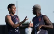 Gonzalo Plata y Moisés Caicedo bromeando en el entrenamiento de Ecuador.