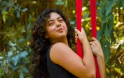 Trinidad Espinoza tenía apenas ocho años y no imaginaba que terminaría prestándole su voz a una de las canciones más reconocibles de la ciudad.