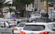 Realidad. Desde las 17:00, la avenida registra una alta afluencia vehicular; sin embargo, el congestionamiento es evidente, principalmente por la circulación de buses y vehículos particulares.
============01 Título especiales bold negro 85pts (36536681)============
C